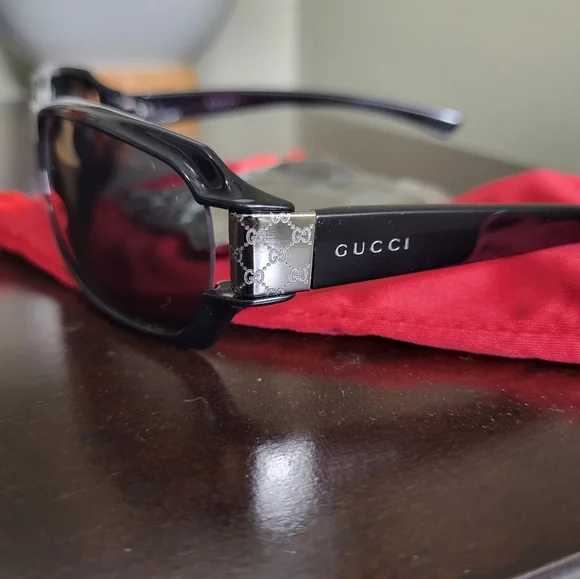 Gucci Sunglasses, Black Frame - Picture 2 of 8